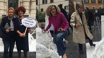 Senatrici firmano la statua del Cow on tour