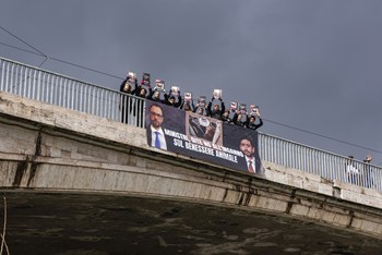Gruppo di attivisti a Roma mostra manifesto contro le Bugie in Etichetta